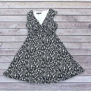 NWOT Jones Wear Black & navy Floral V-Neck Midi Dress